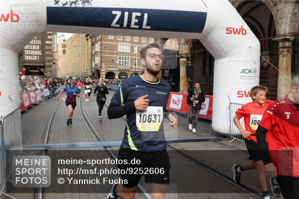 05.10.2025 - 20. swb-Marathon Bremen Yannick Fuchs http://msf.ph/oto/9252606 05.10.2025 10:54:14 Ziel 9520, 9807, 9835, 10019, 10075, 10631, 10662, 11151, 11303, 11339, 11347, 11432, 11593 meine-sportfotos.de