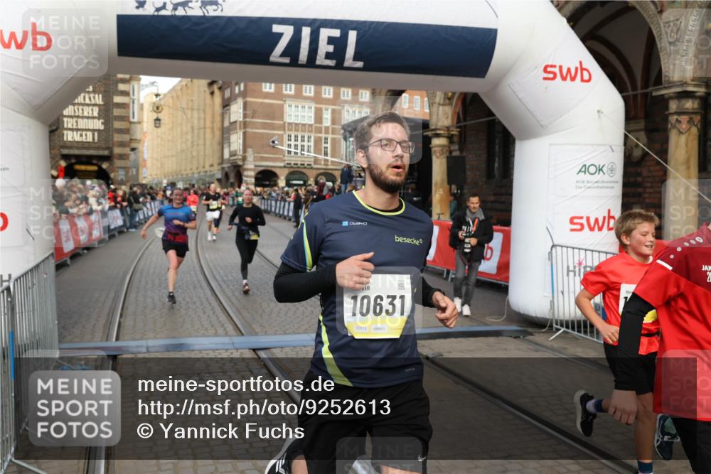 05.10.2025 - 20. swb-Marathon Bremen Yannick Fuchs http://msf.ph/oto/9252613 05.10.2025 10:54:14 Ziel 9520, 9807, 9835, 10019, 10075, 10631, 10662, 11151, 11303, 11339, 11347, 11432, 11593 meine-sportfotos.de