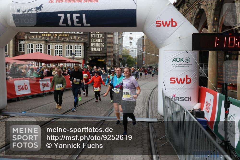 05.10.2025 - 20. swb-Marathon Bremen Yannick Fuchs http://msf.ph/oto/9252619 05.10.2025 11:14:24 Ziel 9695, 9724, 9818, 9819, 10114, 10115, 10201, 10832, 11135, 11539, 11555 meine-sportfotos.de