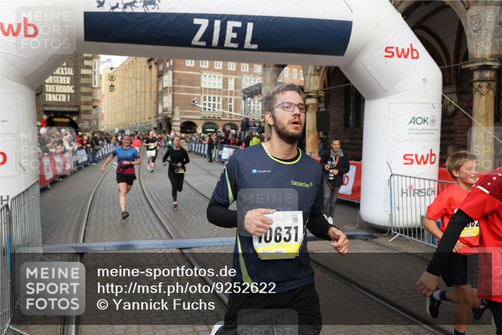 05.10.2025 - 20. swb-Marathon Bremen Yannick Fuchs http://msf.ph/oto/9252622 05.10.2025 10:54:14 Ziel 9520, 9807, 9835, 10019, 10075, 10631, 10662, 11151, 11303, 11339, 11347, 11432, 11593 meine-sportfotos.de