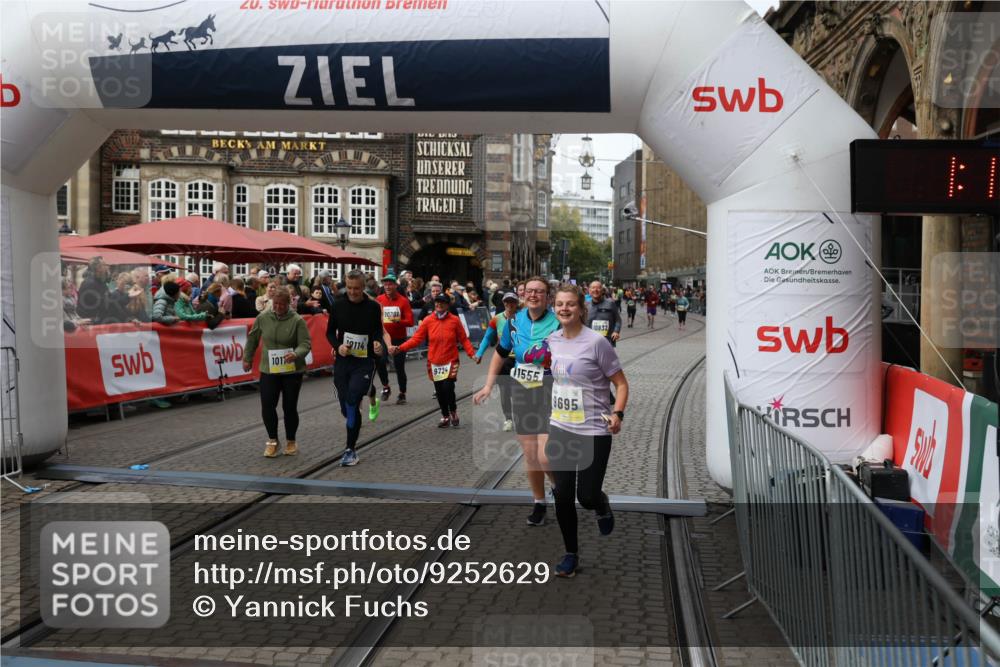 05.10.2025 - 20. swb-Marathon Bremen Yannick Fuchs http://msf.ph/oto/9252629 05.10.2025 11:14:24 Ziel 9695, 9724, 9818, 9819, 10114, 10115, 10201, 10832, 11135, 11539, 11555 meine-sportfotos.de