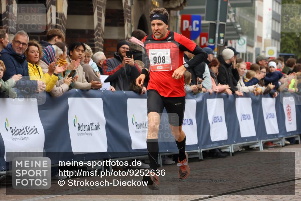 05.10.2025 - 20. swb-Marathon Bremen Strokosch-Dieckow http://msf.ph/oto/9252636 05.10.2025 12:50:53 Ziel 569, 908, 1063 meine-sportfotos.de