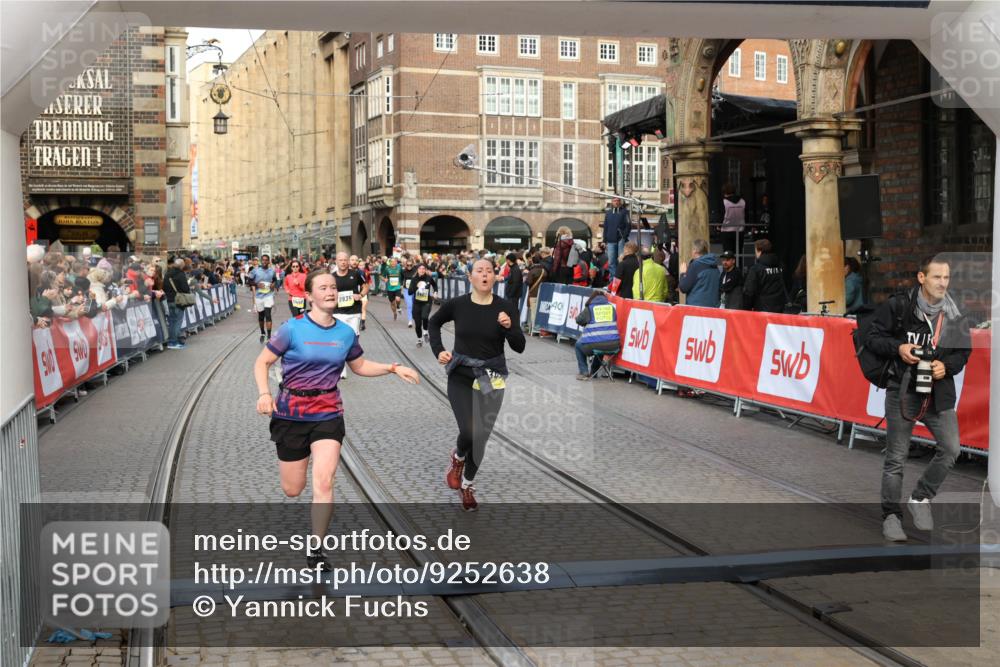 05.10.2025 - 20. swb-Marathon Bremen Yannick Fuchs http://msf.ph/oto/9252638 05.10.2025 10:54:14 Ziel 9520, 9807, 9835, 10019, 10075, 10631, 10662, 11151, 11303, 11339, 11347, 11432, 11593 meine-sportfotos.de