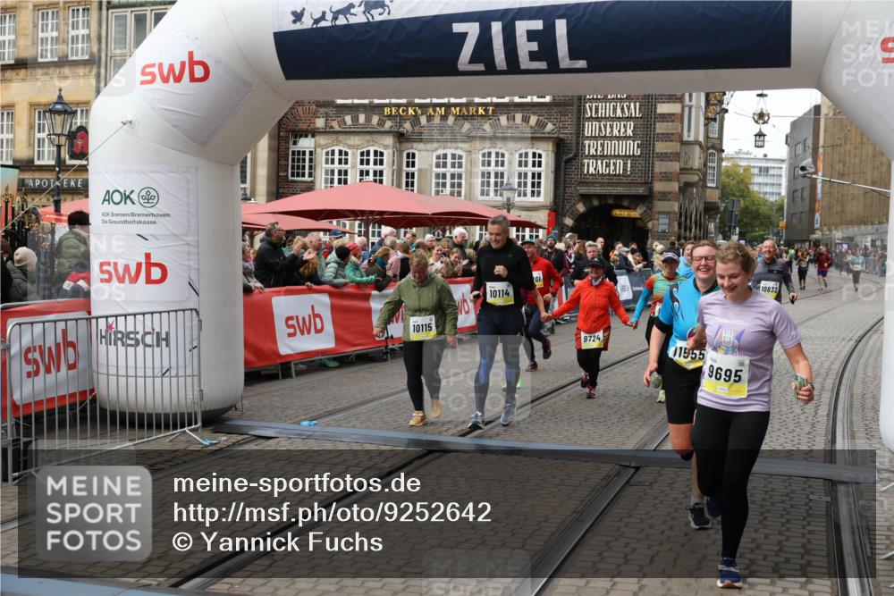 05.10.2025 - 20. swb-Marathon Bremen Yannick Fuchs http://msf.ph/oto/9252642 05.10.2025 11:14:24 Ziel 9695, 9724, 9818, 9819, 10114, 10115, 10201, 10832, 11135, 11539, 11555 meine-sportfotos.de
