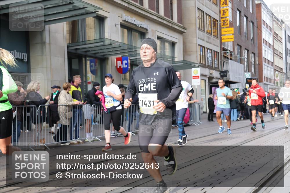 05.10.2025 - 20. swb-Marathon Bremen Strokosch-Dieckow http://msf.ph/oto/9252643 05.10.2025 10:55:16 Ziel 7165, 9195, 9197, 9492, 9621, 9720, 9722, 9856, 9882, 9902, 10088, 10107, 10111, 10195, 10253, 10256, 10260, 10262, 10287, 10323, 10385, 10475, 10653, 10745, 10755, 10757, 10800, 10909, 11025, 11081, 11197, 11249, 11380, 11431, 11586, 11588, 11624, 7165, 9195, 9197, 9492, 9621, 9720, 9722, 9856, 9882, 9902, 10088, 10107, 10111, 10195, 10253, 10256, 10260, 10262, 10287, 10323, 10385, 10475, 10653, 10745, 10755, 10757, 10800, 10909, 11025, 11081, 11249 meine-sportfotos.de