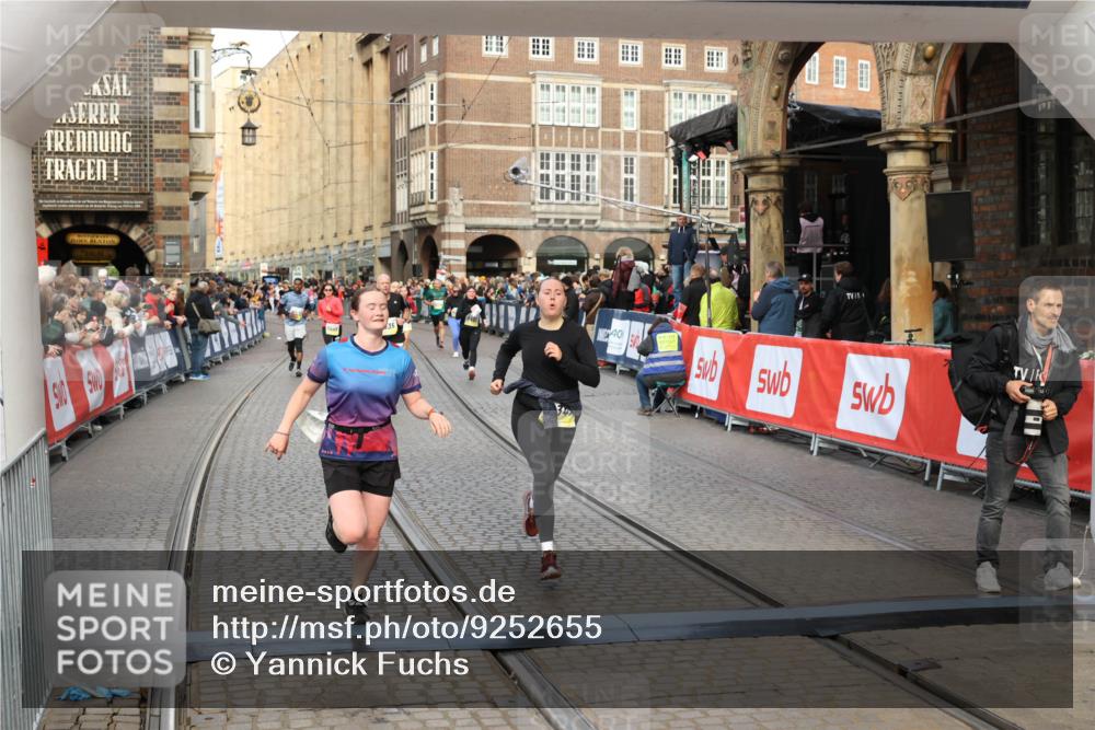 05.10.2025 - 20. swb-Marathon Bremen Yannick Fuchs http://msf.ph/oto/9252655 05.10.2025 10:54:15 Ziel 9402, 9520, 9807, 9835, 9935, 10019, 10075, 10631, 10662, 11151, 11303, 11339, 11347, 11432, 11593 meine-sportfotos.de