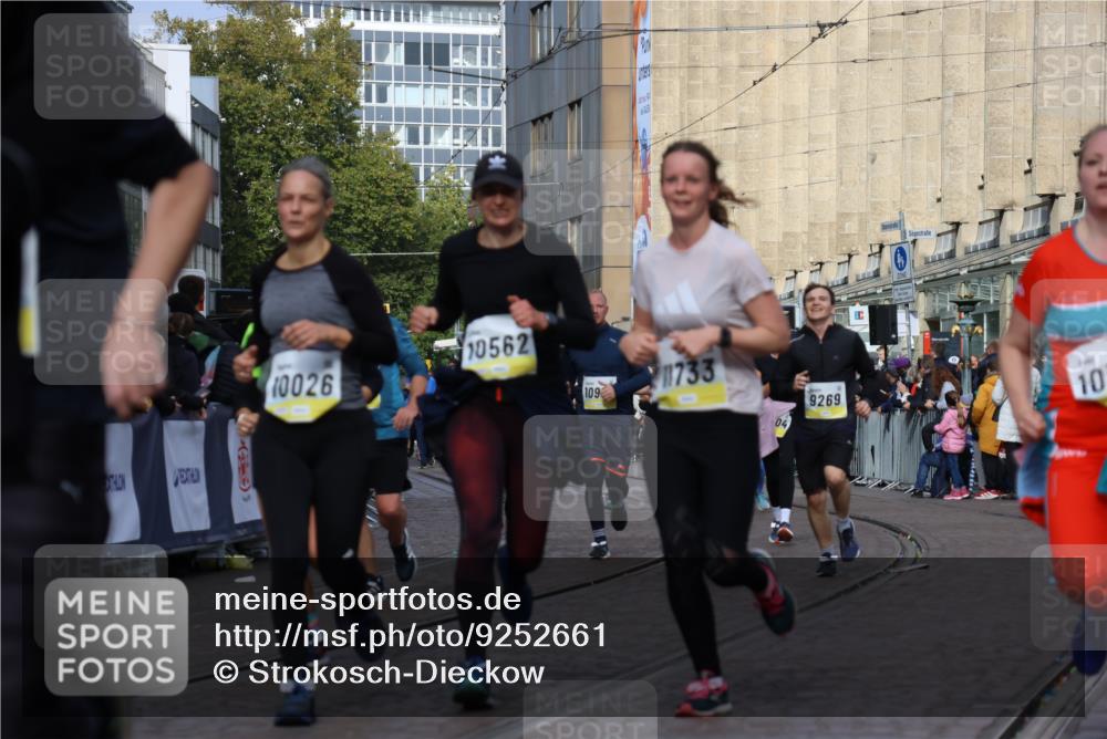 05.10.2025 - 20. swb-Marathon Bremen Strokosch-Dieckow http://msf.ph/oto/9252661 05.10.2025 11:01:37 Ziel 9269, 9278, 9294, 9322, 9432, 9782, 10026, 10030, 10056, 10324, 10370, 10562, 10903, 10904, 11223, 11463, 11732, 11733 meine-sportfotos.de