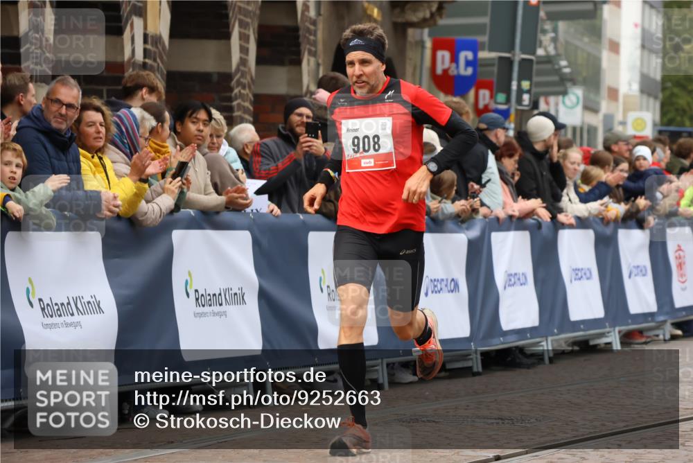 05.10.2025 - 20. swb-Marathon Bremen Strokosch-Dieckow http://msf.ph/oto/9252663 05.10.2025 12:50:53 Ziel 569, 908, 1063 meine-sportfotos.de