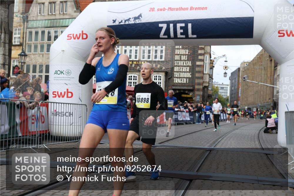 05.10.2025 - 20. swb-Marathon Bremen Yannick Fuchs http://msf.ph/oto/9252674 05.10.2025 10:45:25 Ziel 9290, 9963, 10431, 10634, 10822, 10898, 11488 meine-sportfotos.de