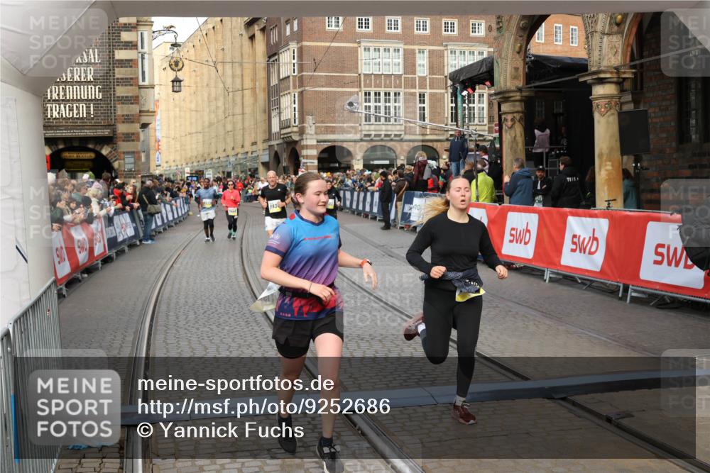 05.10.2025 - 20. swb-Marathon Bremen Yannick Fuchs http://msf.ph/oto/9252686 05.10.2025 10:54:15 Ziel 9402, 9520, 9807, 9835, 9935, 10019, 10075, 10631, 10662, 11151, 11303, 11339, 11347, 11432, 11593 meine-sportfotos.de