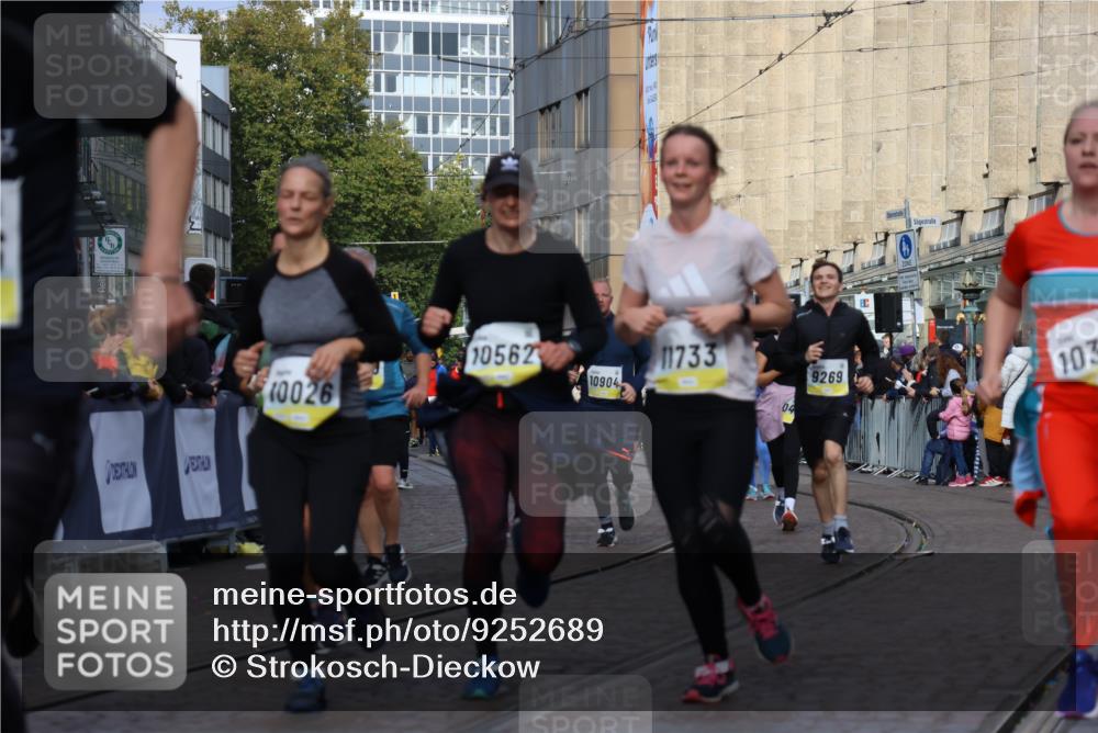 05.10.2025 - 20. swb-Marathon Bremen Strokosch-Dieckow http://msf.ph/oto/9252689 05.10.2025 11:01:37 Ziel 9269, 9278, 9294, 9322, 9432, 9782, 10026, 10030, 10056, 10324, 10370, 10562, 10903, 10904, 11223, 11463, 11732, 11733 meine-sportfotos.de