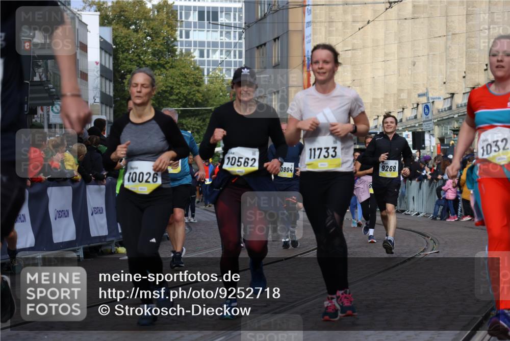 05.10.2025 - 20. swb-Marathon Bremen Strokosch-Dieckow http://msf.ph/oto/9252718 05.10.2025 11:01:37 Ziel 9269, 9278, 9294, 9322, 9432, 9782, 10026, 10030, 10056, 10324, 10370, 10562, 10903, 10904, 11223, 11463, 11732, 11733 meine-sportfotos.de