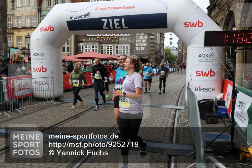 05.10.2025 - 20. swb-Marathon Bremen Yannick Fuchs http://msf.ph/oto/9252719 05.10.2025 11:14:25 Ziel 9695, 9724, 9818, 9819, 10114, 10115, 10201, 10832, 11135, 11539, 11555 meine-sportfotos.de