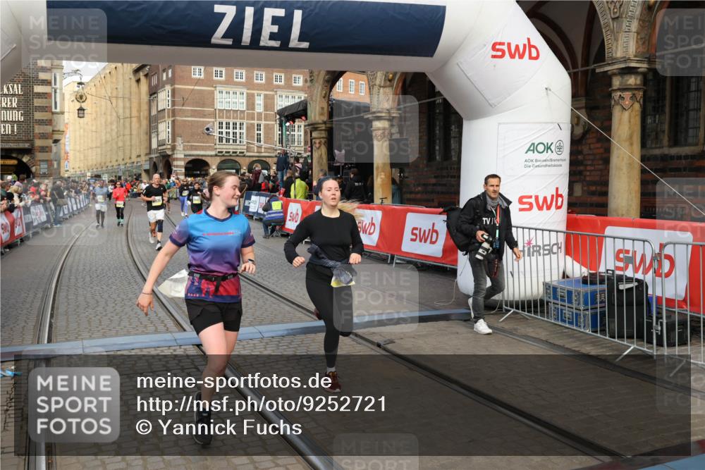 05.10.2025 - 20. swb-Marathon Bremen Yannick Fuchs http://msf.ph/oto/9252721 05.10.2025 10:54:15 Ziel 9402, 9520, 9807, 9835, 9935, 10019, 10075, 10631, 10662, 11151, 11303, 11339, 11347, 11432, 11593 meine-sportfotos.de