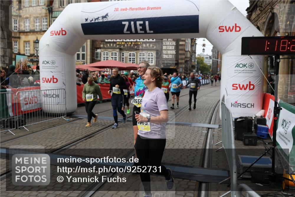 05.10.2025 - 20. swb-Marathon Bremen Yannick Fuchs http://msf.ph/oto/9252731 05.10.2025 11:14:25 Ziel 9695, 9724, 9818, 9819, 10114, 10115, 10201, 10832, 11135, 11539, 11555 meine-sportfotos.de