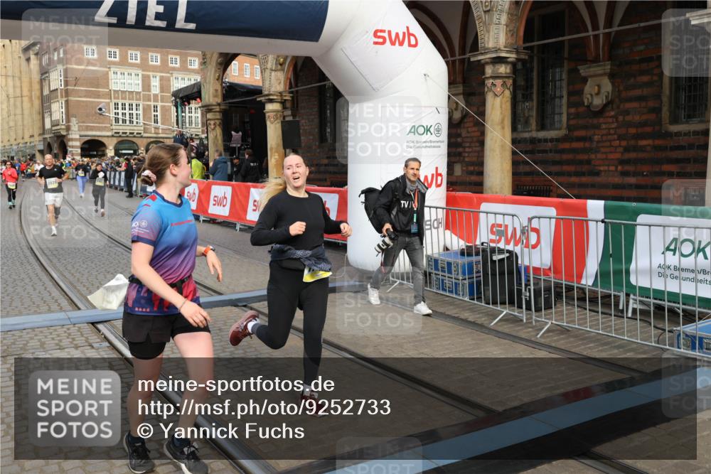 05.10.2025 - 20. swb-Marathon Bremen Yannick Fuchs http://msf.ph/oto/9252733 05.10.2025 10:54:16 Ziel 9402, 9520, 9807, 9835, 9900, 9935, 10019, 10631, 10662, 11151, 11303, 11347, 11432, 11593 meine-sportfotos.de