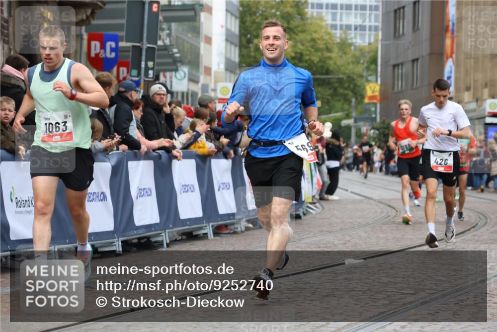 05.10.2025 - 20. swb-Marathon Bremen Strokosch-Dieckow http://msf.ph/oto/9252740 05.10.2025 12:50:59 Ziel 426, 569, 746, 1063, 1070, 1928, 2253, 3198 meine-sportfotos.de