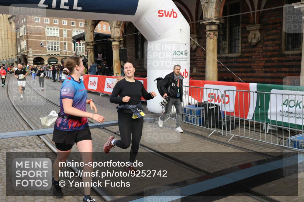 05.10.2025 - 20. swb-Marathon Bremen Yannick Fuchs http://msf.ph/oto/9252742 05.10.2025 10:54:16 Ziel 9402, 9520, 9807, 9835, 9900, 9935, 10019, 10631, 10662, 11151, 11303, 11347, 11432, 11593 meine-sportfotos.de