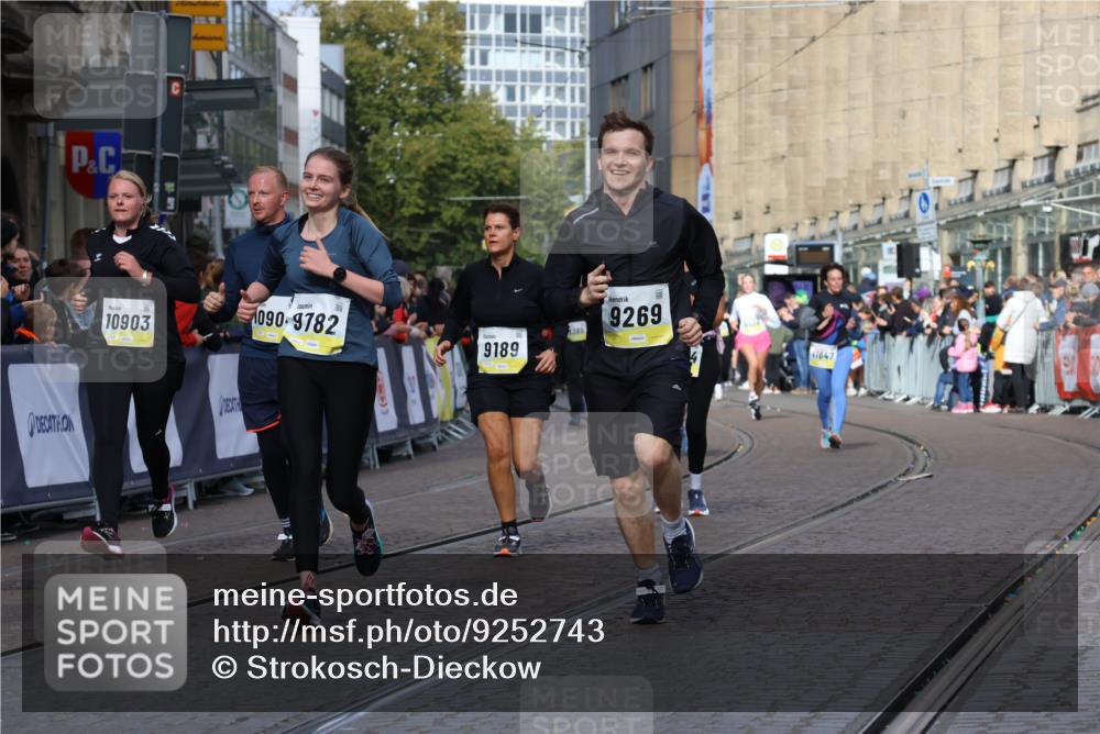 05.10.2025 - 20. swb-Marathon Bremen Strokosch-Dieckow http://msf.ph/oto/9252743 05.10.2025 11:01:41 Ziel 9189, 9269, 9294, 9432, 9782, 10004, 10026, 10370, 10562, 10903, 10904, 11463, 11732, 11733 meine-sportfotos.de