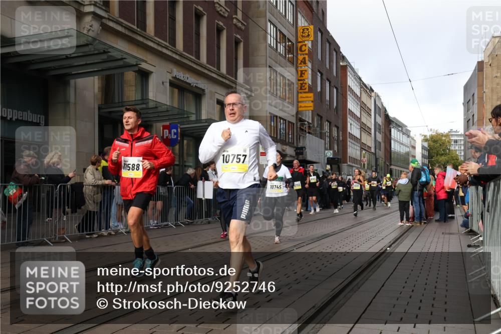 05.10.2025 - 20. swb-Marathon Bremen Strokosch-Dieckow http://msf.ph/oto/9252746 05.10.2025 10:55:19 Ziel 7165, 9195, 9197, 9492, 9521, 9621, 9720, 9722, 9856, 9882, 9902, 10088, 10107, 10111, 10195, 10253, 10262, 10287, 10323, 10385, 10475, 10653, 10745, 10755, 10757, 10800, 10909, 11025, 11052, 11081, 11197, 11249, 11586, 11588, 11624, 7165, 9195, 9197, 9492, 9521, 9621, 9720, 9722, 9856, 9882, 9902, 10088, 10107, 10111, 10195, 10253, 10262, 10287, 10323, 10385, 10475, 10653, 10745, 10755, 10757, 10800, 10909, 11025, 11052, 11081, 11249 meine-sportfotos.de