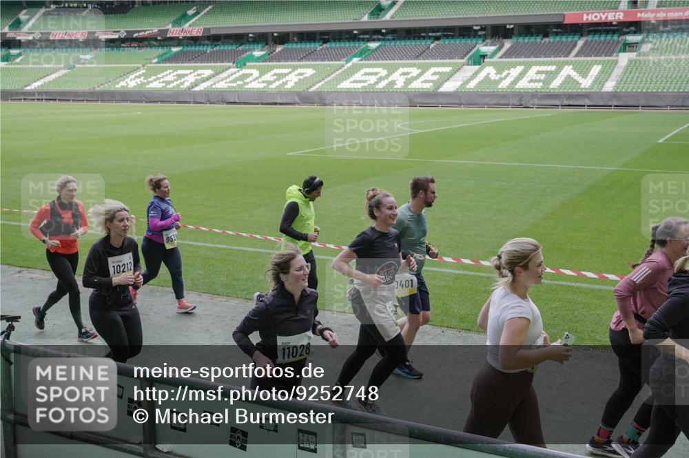 05.10.2025 - 20. swb-Marathon Bremen Michael Burmester http://msf.ph/oto/9252748 05.10.2025 10:41:40 Laufen im Stadion 7069, 8533, 9178, 9191, 9217, 9265, 9274, 9306, 9355, 9357, 9401, 9530, 9538, 9589, 9599, 9632, 9649, 9685, 9757, 9764, 9774, 9836, 9837, 9874, 9887, 9907, 9982, 10051, 10095, 10125, 10129, 10132, 10134, 10148, 10152, 10189, 10197, 10212, 10214, 10223, 10235, 10236, 10249, 10295, 10330, 10332, 10333, 10458, 10499, 10522, 10550, 10582, 10585, 10614, 10632, 10706, 10722, 10815, 10937, 10998, 11037, 11056, 11097, 11232, 11379, 11405, 11437, 11473, 7706, 9001 meine-sportfotos.de