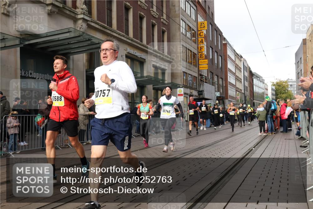 05.10.2025 - 20. swb-Marathon Bremen Strokosch-Dieckow http://msf.ph/oto/9252763 05.10.2025 10:55:19 Ziel 7165, 9195, 9197, 9492, 9521, 9621, 9720, 9722, 9856, 9882, 9902, 10088, 10107, 10111, 10195, 10253, 10262, 10287, 10323, 10385, 10475, 10653, 10745, 10755, 10757, 10800, 10909, 11025, 11052, 11081, 11197, 11249, 11586, 11588, 11624, 7165, 9195, 9197, 9492, 9521, 9621, 9720, 9722, 9856, 9882, 9902, 10088, 10107, 10111, 10195, 10253, 10262, 10287, 10323, 10385, 10475, 10653, 10745, 10755, 10757, 10800, 10909, 11025, 11052, 11081, 11249 meine-sportfotos.de