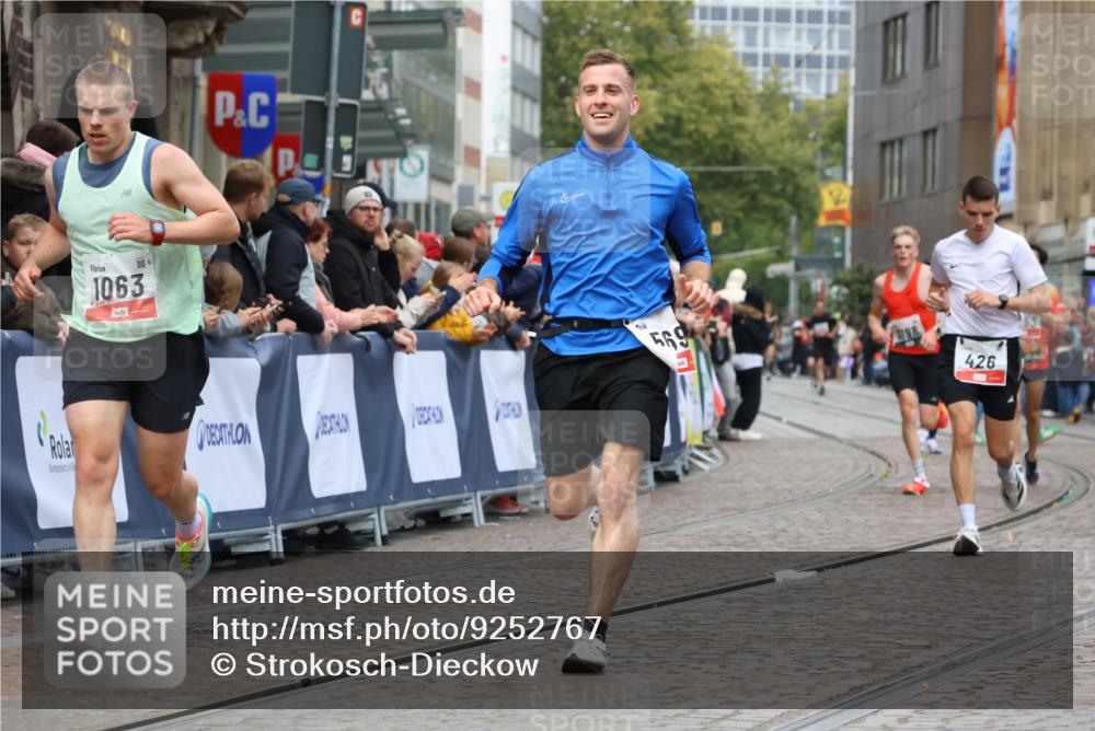 05.10.2025 - 20. swb-Marathon Bremen Strokosch-Dieckow http://msf.ph/oto/9252767 05.10.2025 12:50:59 Ziel 426, 569, 746, 1063, 1070, 1928, 2253, 3198 meine-sportfotos.de