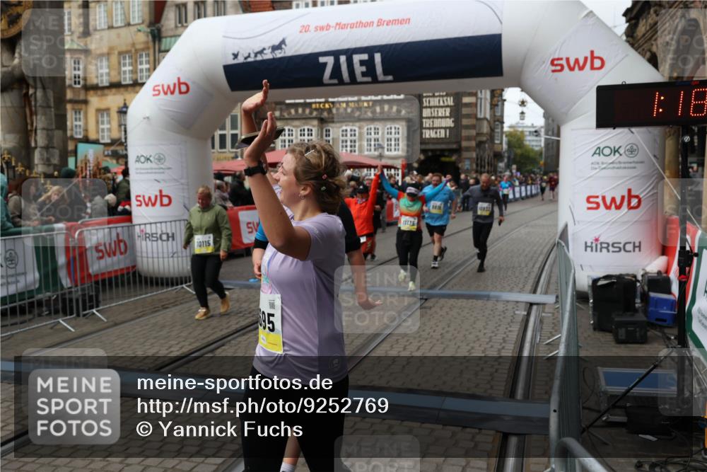 05.10.2025 - 20. swb-Marathon Bremen Yannick Fuchs http://msf.ph/oto/9252769 05.10.2025 11:14:26 Ziel 9695, 9724, 9818, 9819, 10114, 10115, 10201, 10832, 11135, 11539, 11555 meine-sportfotos.de