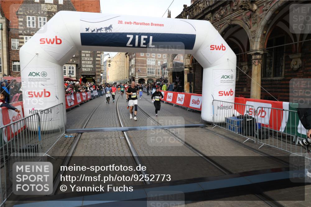 05.10.2025 - 20. swb-Marathon Bremen Yannick Fuchs http://msf.ph/oto/9252773 05.10.2025 10:54:18 Ziel 9402, 9900, 9935, 10019, 10533, 10631, 10662, 11151, 11203, 11303, 11347, 11432, 11449 meine-sportfotos.de