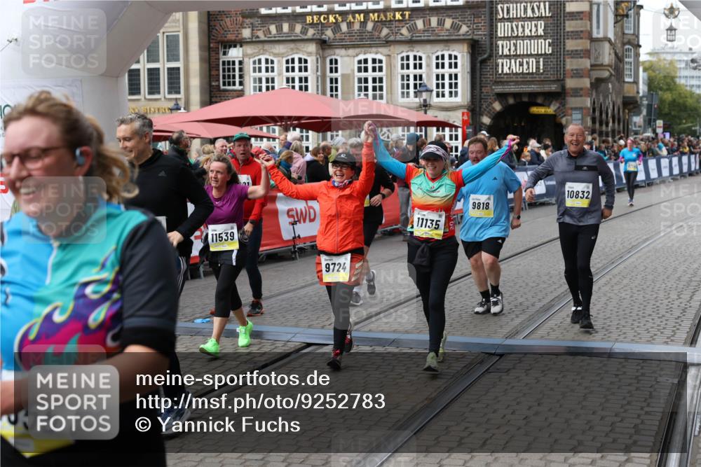 05.10.2025 - 20. swb-Marathon Bremen Yannick Fuchs http://msf.ph/oto/9252783 05.10.2025 11:14:26 Ziel 9695, 9724, 9818, 9819, 10114, 10115, 10201, 10832, 11135, 11539, 11555 meine-sportfotos.de