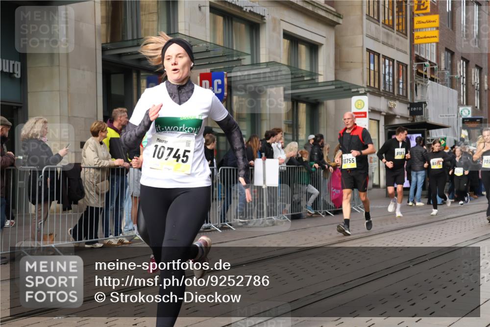 05.10.2025 - 20. swb-Marathon Bremen Strokosch-Dieckow http://msf.ph/oto/9252786 05.10.2025 10:55:20 Ziel 7165, 9195, 9197, 9492, 9521, 9621, 9720, 9856, 9882, 10088, 10107, 10111, 10195, 10253, 10262, 10287, 10323, 10385, 10475, 10610, 10653, 10745, 10755, 10757, 10800, 10909, 11025, 11052, 11081, 11197, 11249, 11586, 11588, 11624, 7165, 9195, 9197, 9492, 9521, 9621, 9720, 9856, 9882, 10088, 10107, 10111, 10195, 10253, 10262, 10287, 10323, 10385, 10475, 10610, 10653, 10745, 10755, 10757, 10800, 10909, 11025, 11052, 11081, 11249 meine-sportfotos.de