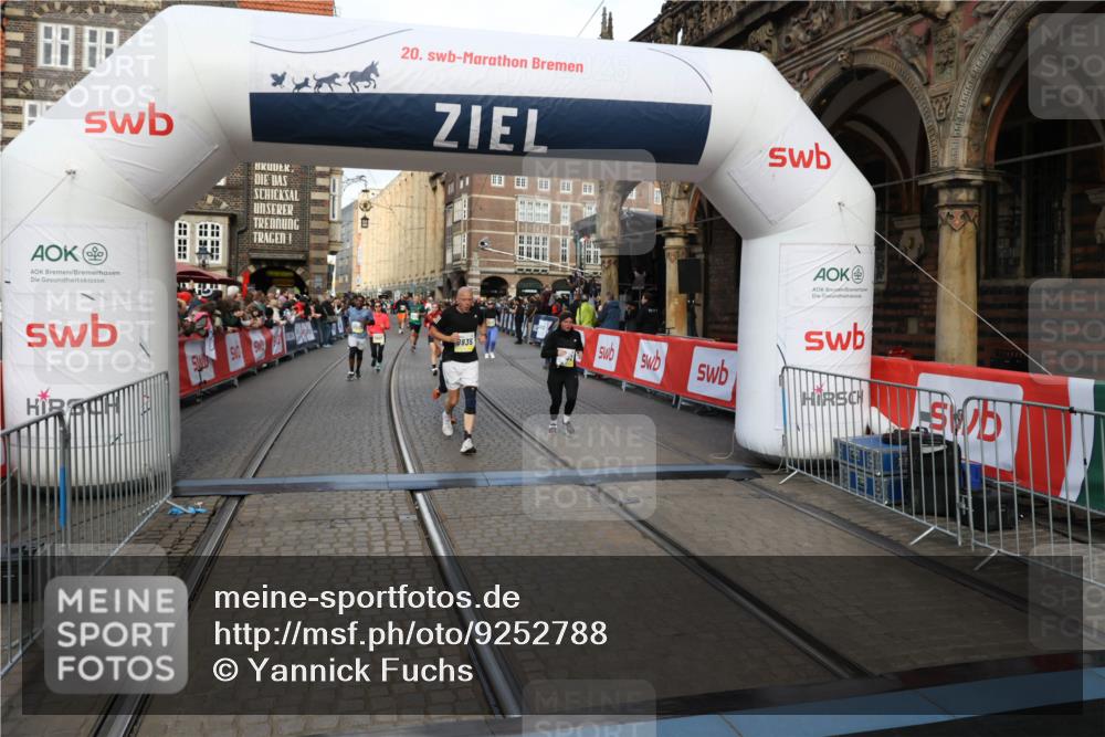 05.10.2025 - 20. swb-Marathon Bremen Yannick Fuchs http://msf.ph/oto/9252788 05.10.2025 10:54:18 Ziel 9402, 9900, 9935, 10019, 10533, 10631, 10662, 11151, 11203, 11303, 11347, 11432, 11449 meine-sportfotos.de