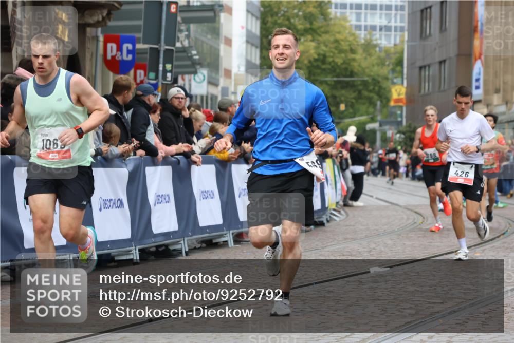 05.10.2025 - 20. swb-Marathon Bremen Strokosch-Dieckow http://msf.ph/oto/9252792 05.10.2025 12:50:59 Ziel 426, 569, 746, 1063, 1070, 1928, 2253, 3198 meine-sportfotos.de