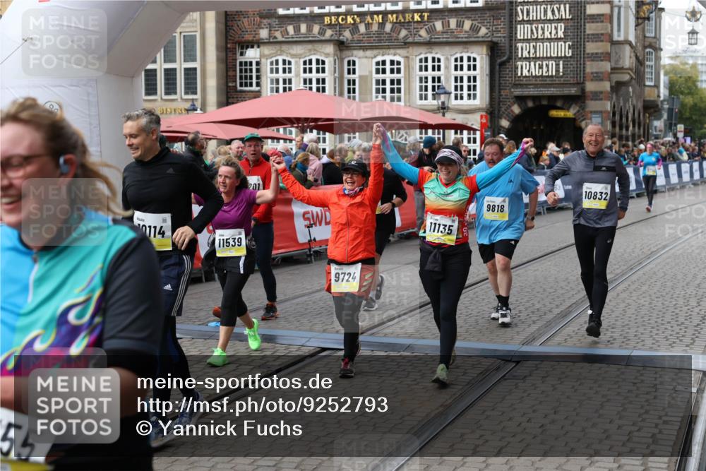 05.10.2025 - 20. swb-Marathon Bremen Yannick Fuchs http://msf.ph/oto/9252793 05.10.2025 11:14:26 Ziel 9695, 9724, 9818, 9819, 10114, 10115, 10201, 10832, 11135, 11539, 11555 meine-sportfotos.de