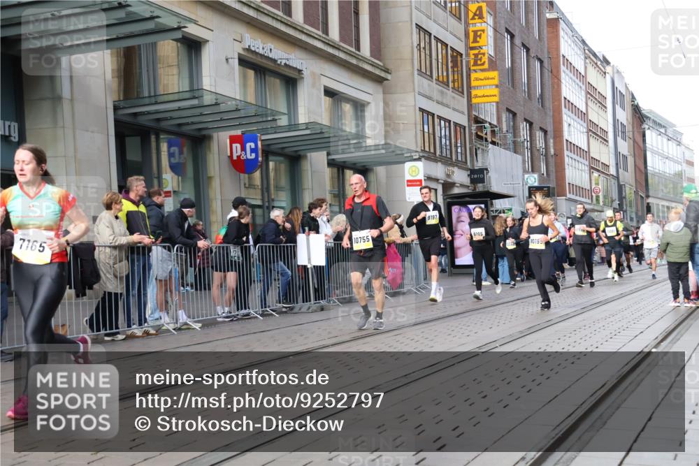 05.10.2025 - 20. swb-Marathon Bremen Strokosch-Dieckow http://msf.ph/oto/9252797 05.10.2025 10:55:21 Ziel 7165, 9195, 9197, 9492, 9521, 9621, 9720, 9856, 9882, 10088, 10107, 10111, 10195, 10253, 10262, 10287, 10323, 10385, 10475, 10610, 10653, 10745, 10755, 10757, 10800, 10909, 11025, 11052, 11081, 11197, 11249, 11439, 11586, 11588, 11624, 7165, 9195, 9197, 9492, 9521, 9621, 9720, 9856, 9882, 10088, 10107, 10111, 10195, 10253, 10262, 10287, 10323, 10385, 10475, 10610, 10653, 10745, 10755, 10757, 10800, 10909, 11025, 11052, 11081, 11249 meine-sportfotos.de