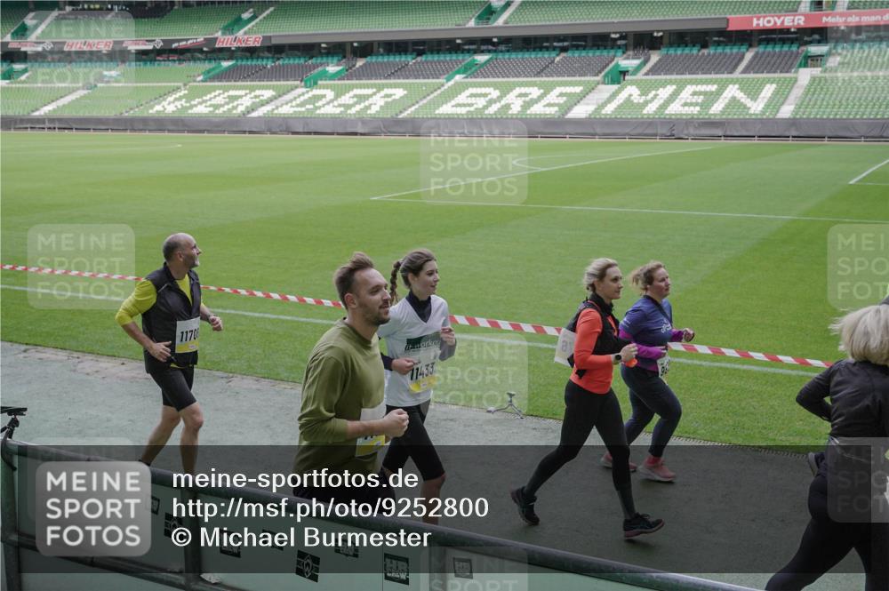 05.10.2025 - 20. swb-Marathon Bremen Michael Burmester http://msf.ph/oto/9252800 05.10.2025 10:41:41 Laufen im Stadion 7069, 8533, 9178, 9191, 9217, 9265, 9274, 9355, 9357, 9401, 9530, 9538, 9589, 9599, 9632, 9649, 9685, 9757, 9764, 9774, 9836, 9837, 9874, 9887, 9907, 9982, 10051, 10095, 10125, 10129, 10132, 10134, 10148, 10152, 10189, 10197, 10212, 10214, 10223, 10235, 10236, 10248, 10249, 10295, 10330, 10332, 10333, 10458, 10499, 10522, 10550, 10582, 10585, 10614, 10632, 10706, 10722, 10815, 10937, 10998, 11037, 11056, 11097, 11232, 11379, 11405, 11437, 11473, 7706, 9001 meine-sportfotos.de