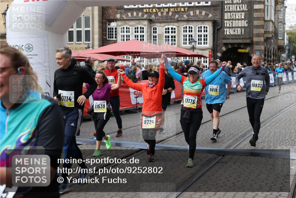 05.10.2025 - 20. swb-Marathon Bremen Yannick Fuchs http://msf.ph/oto/9252802 05.10.2025 11:14:26 Ziel 9695, 9724, 9818, 9819, 10114, 10115, 10201, 10832, 11135, 11539, 11555 meine-sportfotos.de