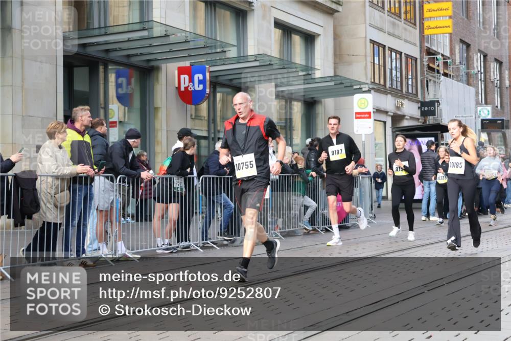 05.10.2025 - 20. swb-Marathon Bremen Strokosch-Dieckow http://msf.ph/oto/9252807 05.10.2025 10:55:21 Ziel 7165, 9195, 9197, 9492, 9521, 9621, 9720, 9856, 9882, 10088, 10107, 10111, 10195, 10253, 10262, 10287, 10323, 10385, 10475, 10610, 10653, 10745, 10755, 10757, 10800, 10909, 11025, 11052, 11081, 11197, 11249, 11439, 11586, 11588, 11624, 7165, 9195, 9197, 9492, 9521, 9621, 9720, 9856, 9882, 10088, 10107, 10111, 10195, 10253, 10262, 10287, 10323, 10385, 10475, 10610, 10653, 10745, 10755, 10757, 10800, 10909, 11025, 11052, 11081, 11249 meine-sportfotos.de
