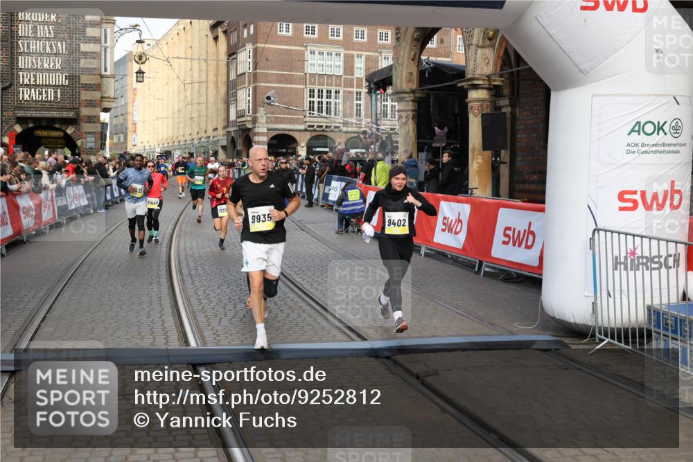 05.10.2025 - 20. swb-Marathon Bremen Yannick Fuchs http://msf.ph/oto/9252812 05.10.2025 10:54:18 Ziel 9402, 9900, 9935, 10019, 10533, 10631, 10662, 11151, 11203, 11303, 11347, 11432, 11449 meine-sportfotos.de