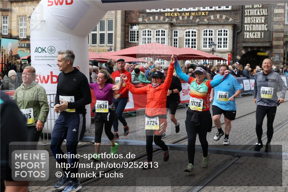 05.10.2025 - 20. swb-Marathon Bremen Yannick Fuchs http://msf.ph/oto/9252813 05.10.2025 11:14:27 Ziel 9695, 9724, 9818, 9819, 10114, 10115, 10201, 10832, 11135, 11539, 11555 meine-sportfotos.de