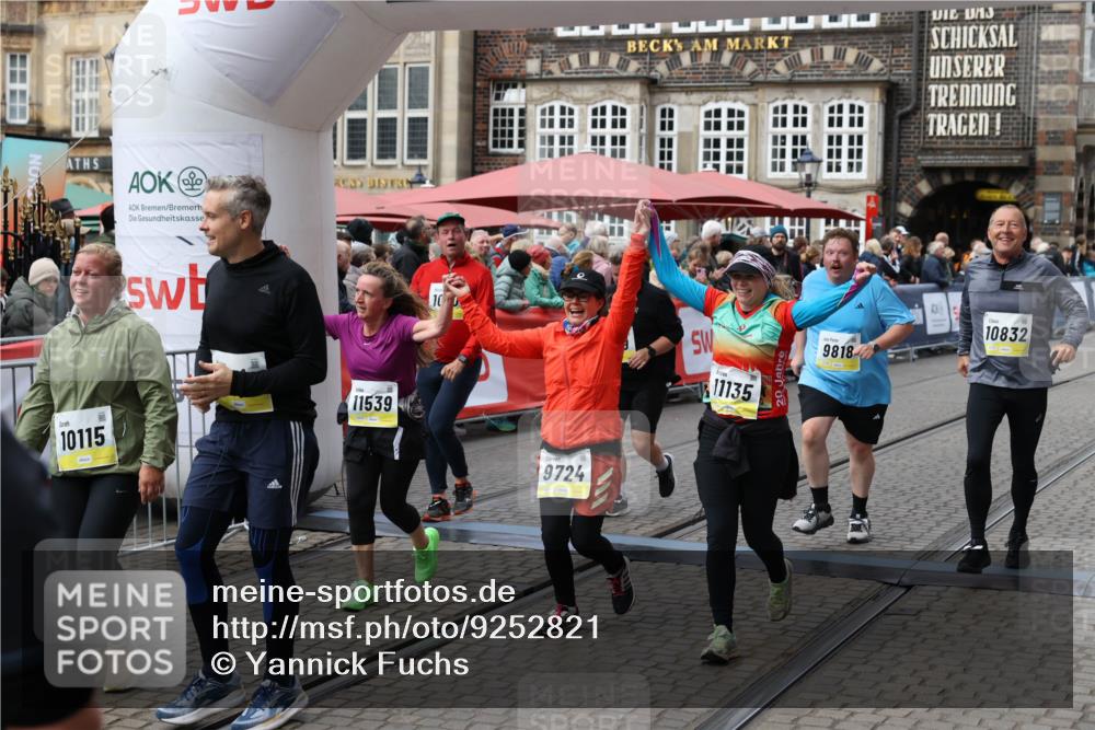 05.10.2025 - 20. swb-Marathon Bremen Yannick Fuchs http://msf.ph/oto/9252821 05.10.2025 11:14:27 Ziel 9695, 9724, 9818, 9819, 10114, 10115, 10201, 10832, 11135, 11539, 11555 meine-sportfotos.de