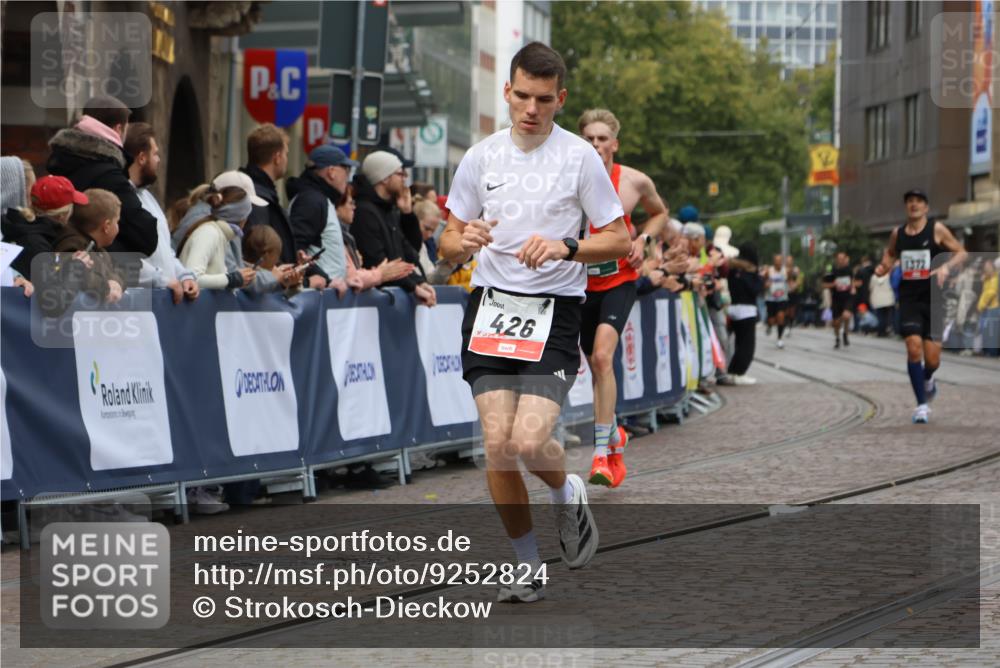 05.10.2025 - 20. swb-Marathon Bremen Strokosch-Dieckow http://msf.ph/oto/9252824 05.10.2025 12:51:02 Ziel 426, 569, 746, 1063, 1070, 1372, 1928, 2253, 3198 meine-sportfotos.de