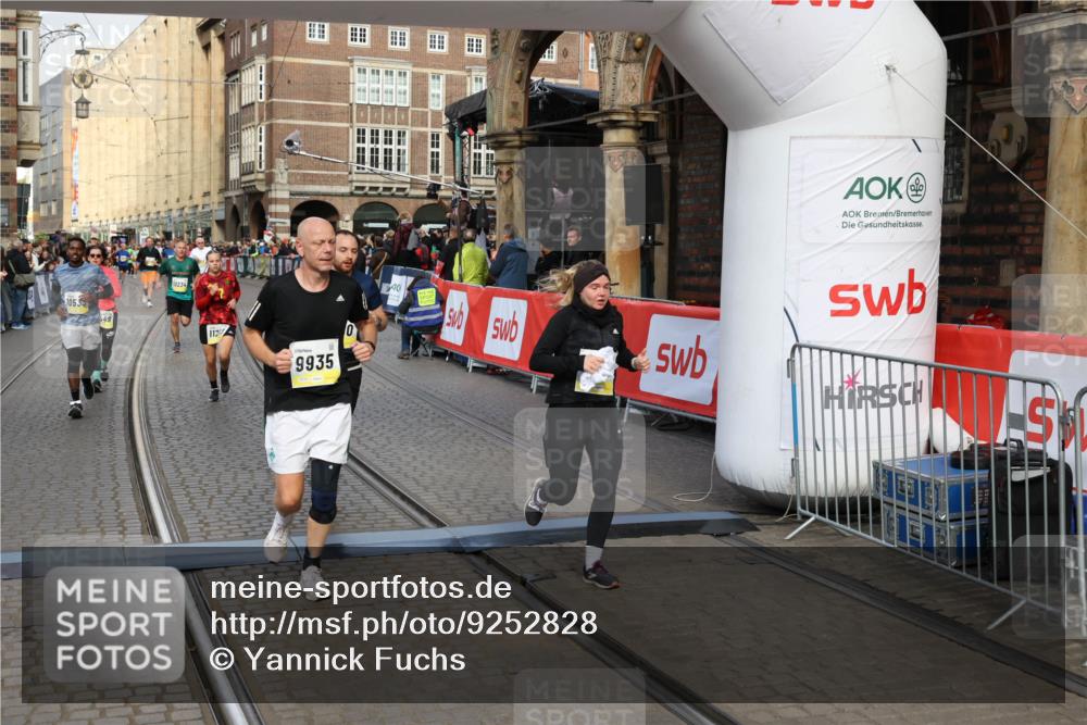 05.10.2025 - 20. swb-Marathon Bremen Yannick Fuchs http://msf.ph/oto/9252828 05.10.2025 10:54:19 Ziel 9402, 9574, 9900, 9935, 10019, 10234, 10533, 10631, 10662, 11151, 11203, 11347, 11449 meine-sportfotos.de