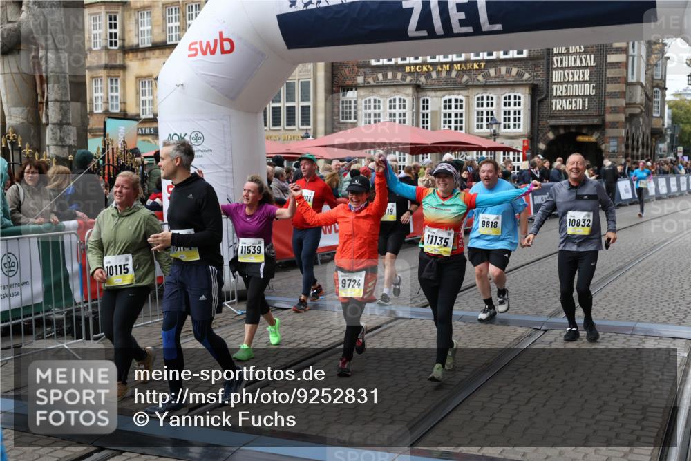 05.10.2025 - 20. swb-Marathon Bremen Yannick Fuchs http://msf.ph/oto/9252831 05.10.2025 11:14:27 Ziel 9695, 9724, 9818, 9819, 10114, 10115, 10201, 10832, 11135, 11539, 11555 meine-sportfotos.de