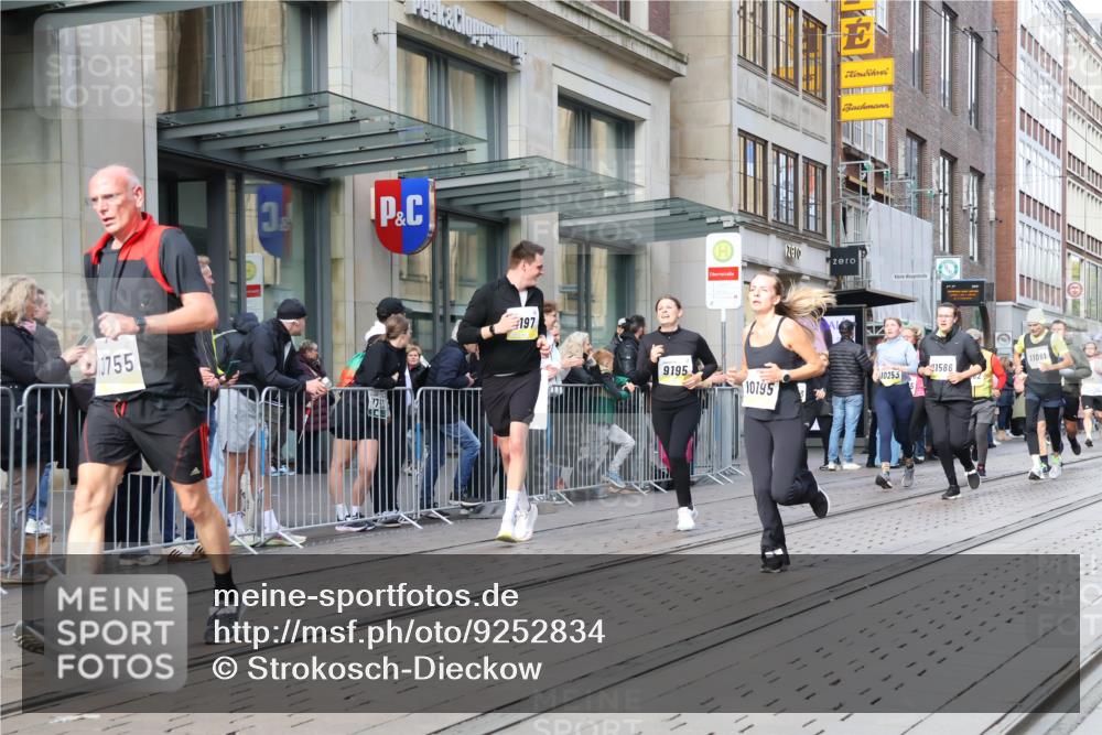 05.10.2025 - 20. swb-Marathon Bremen Strokosch-Dieckow http://msf.ph/oto/9252834 05.10.2025 10:55:22 Ziel 7165, 9195, 9197, 9492, 9521, 9621, 9720, 9856, 9882, 10088, 10107, 10111, 10195, 10253, 10262, 10287, 10323, 10385, 10475, 10610, 10653, 10745, 10755, 10757, 10800, 10909, 11025, 11052, 11081, 11197, 11249, 11439, 11586, 11588, 11624, 7165, 9195, 9197, 9492, 9521, 9621, 9720, 9856, 9882, 10088, 10107, 10111, 10195, 10253, 10262, 10287, 10323, 10385, 10475, 10610, 10653, 10745, 10755, 10757, 10800, 10909, 11025, 11052, 11081, 11249 meine-sportfotos.de