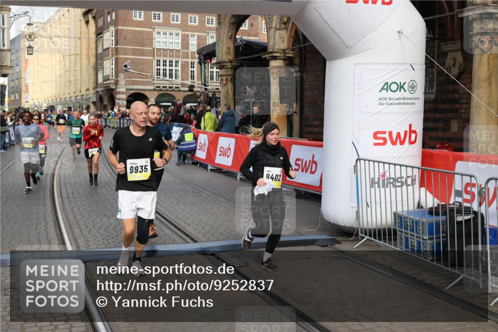 05.10.2025 - 20. swb-Marathon Bremen Yannick Fuchs http://msf.ph/oto/9252837 05.10.2025 10:54:19 Ziel 9402, 9574, 9900, 9935, 10019, 10234, 10533, 10631, 10662, 11151, 11203, 11347, 11449 meine-sportfotos.de