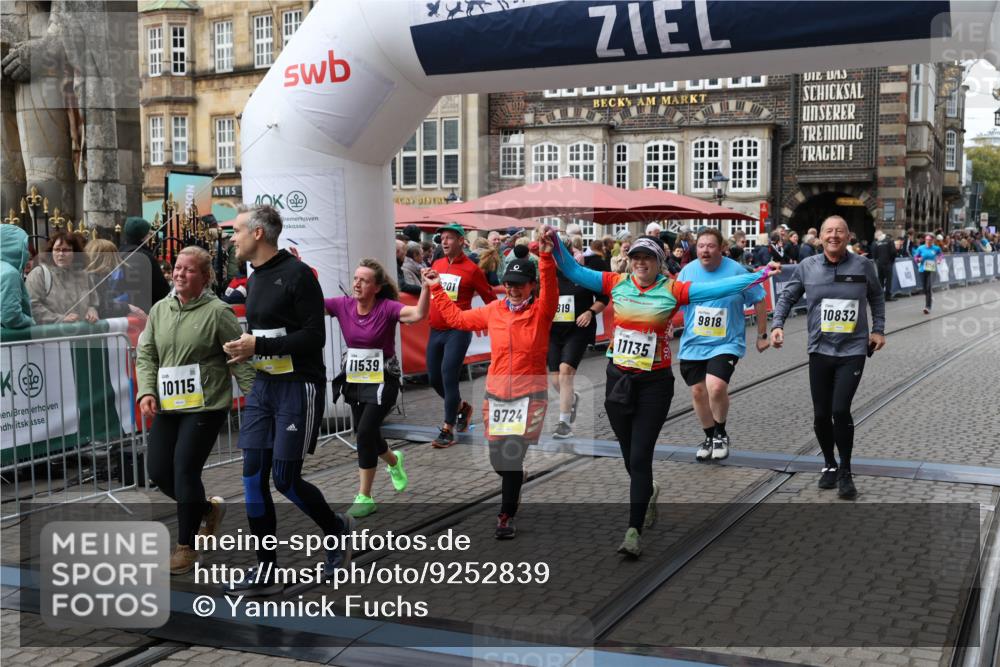 05.10.2025 - 20. swb-Marathon Bremen Yannick Fuchs http://msf.ph/oto/9252839 05.10.2025 11:14:27 Ziel 9695, 9724, 9818, 9819, 10114, 10115, 10201, 10832, 11135, 11539, 11555 meine-sportfotos.de