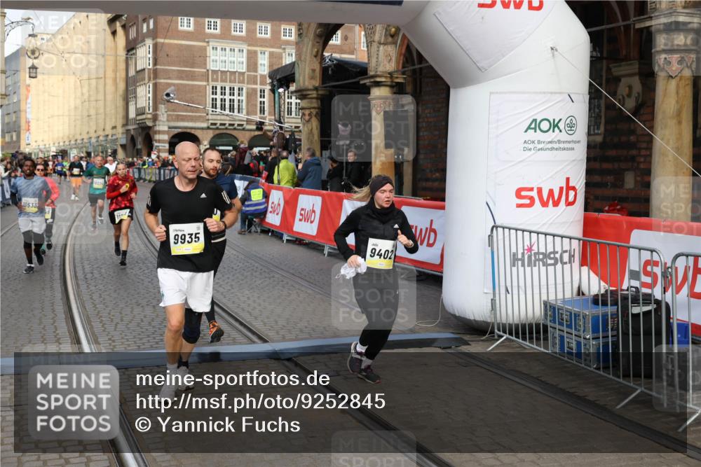 05.10.2025 - 20. swb-Marathon Bremen Yannick Fuchs http://msf.ph/oto/9252845 05.10.2025 10:54:19 Ziel 9402, 9574, 9900, 9935, 10019, 10234, 10533, 10631, 10662, 11151, 11203, 11347, 11449 meine-sportfotos.de