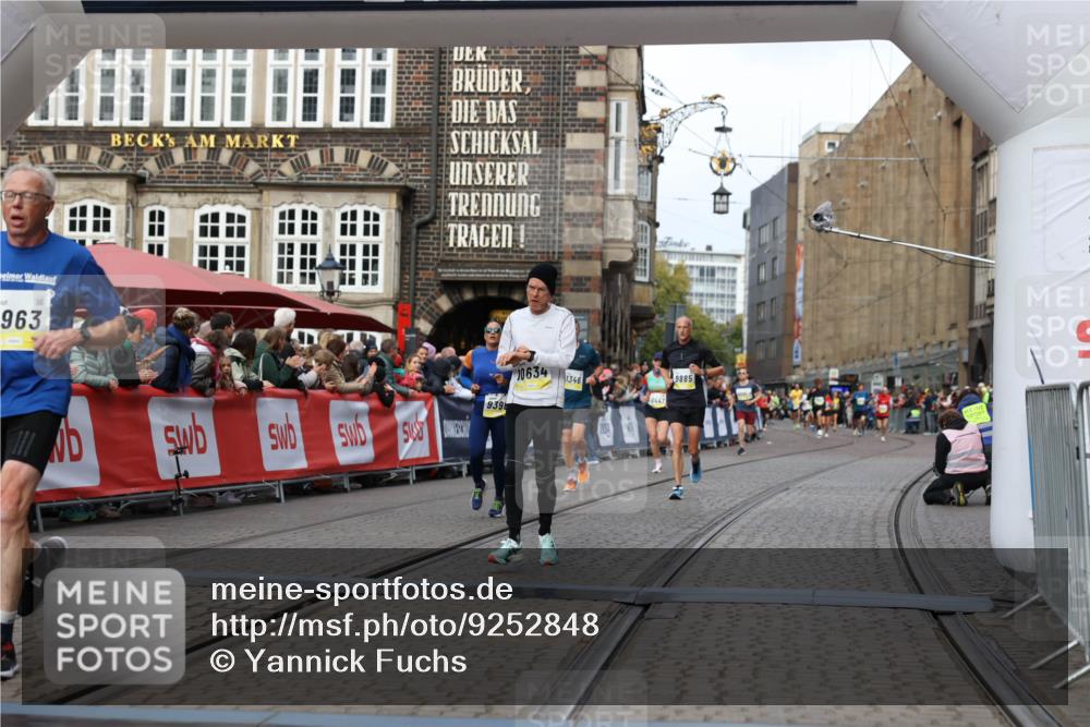 05.10.2025 - 20. swb-Marathon Bremen Yannick Fuchs http://msf.ph/oto/9252848 05.10.2025 10:45:27 Ziel 9290, 9396, 9885, 9963, 10431, 10634, 10898, 11346, 11488 meine-sportfotos.de