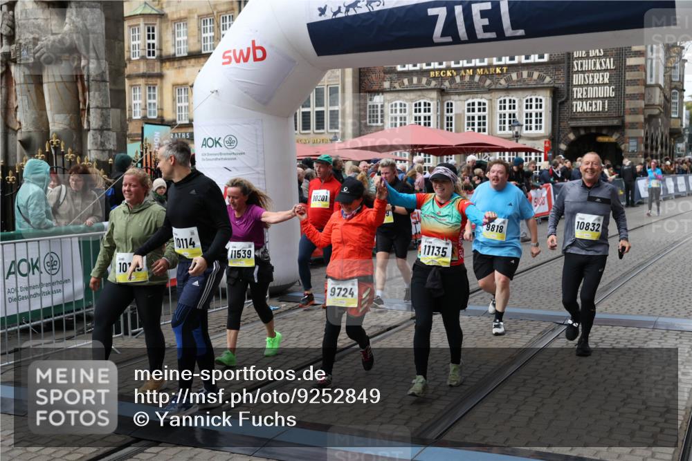 05.10.2025 - 20. swb-Marathon Bremen Yannick Fuchs http://msf.ph/oto/9252849 05.10.2025 11:14:27 Ziel 9695, 9724, 9818, 9819, 10114, 10115, 10201, 10832, 11135, 11539, 11555 meine-sportfotos.de